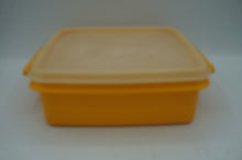 Load image into Gallery viewer, vintage Tupperware container- ohiohippies.com
