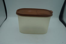 Load image into Gallery viewer, vintage Tupperware container- ohiohippies.com
