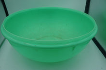 Load image into Gallery viewer, vintage Tupperware bowl- ohiohippies.com
