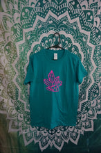 Load image into Gallery viewer, Crystals! Size Medium - Caliculturesmokeshop.com
