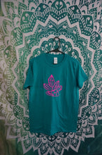 Load image into Gallery viewer, Crystals! Size Medium - Caliculturesmokeshop.com
